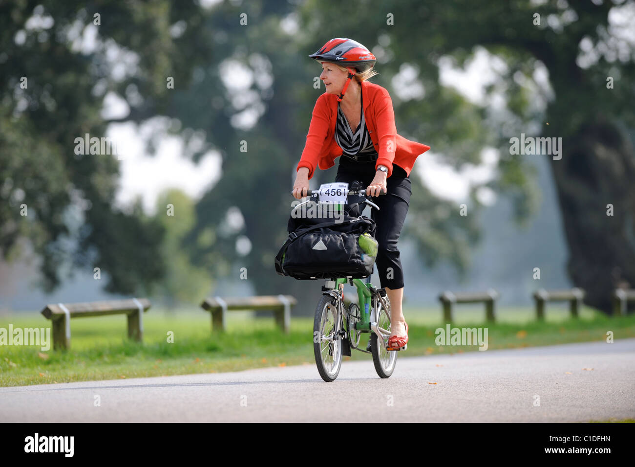 Un vecchio concorrente femmina in Brompton Campionati del Mondo commuter bike racing nei giardini del Palazzo di Blenheim, Oxfordshi Foto Stock