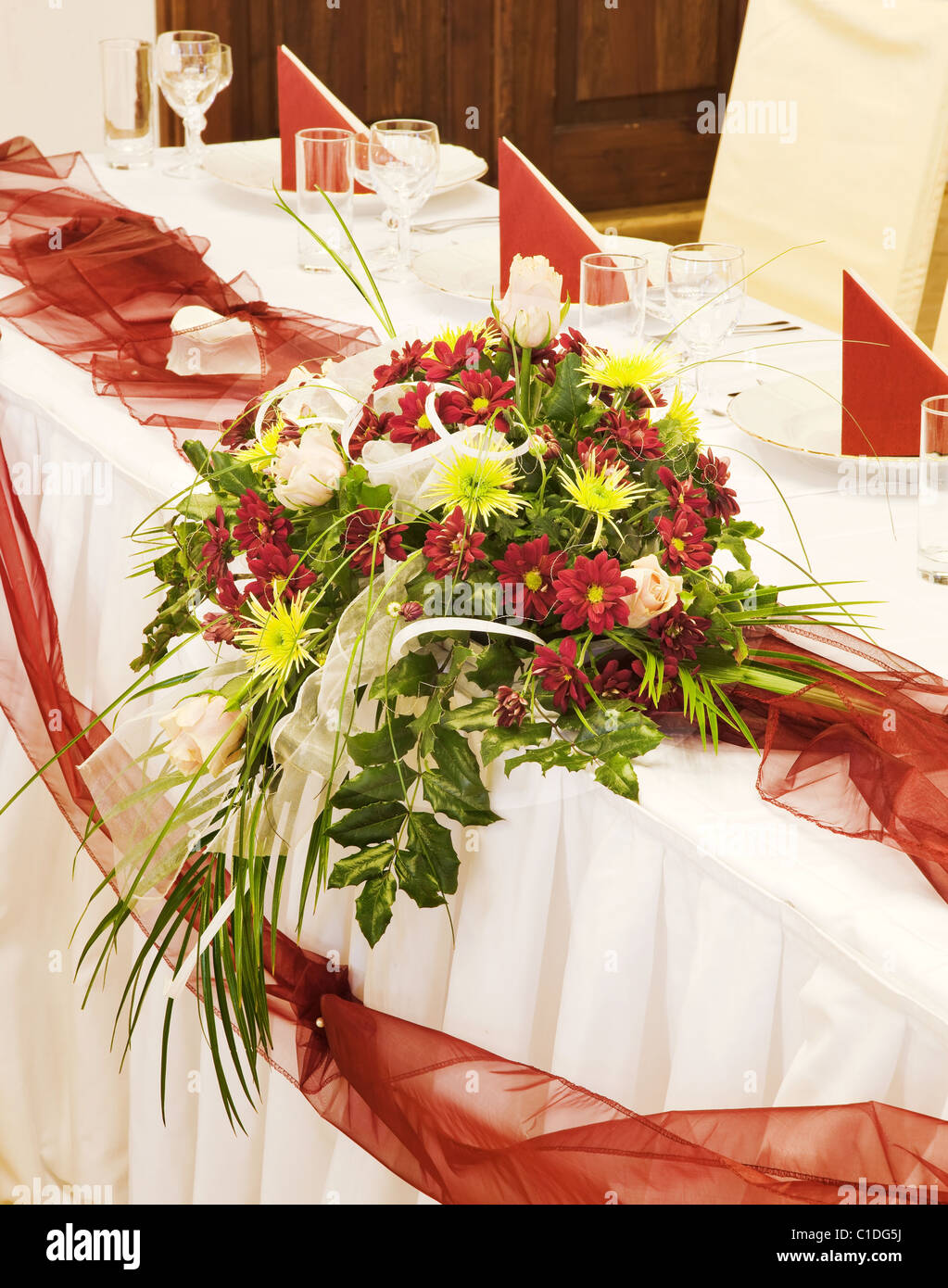 Set di tabelle per una cena di gala - Decorazioni Floreali Foto Stock