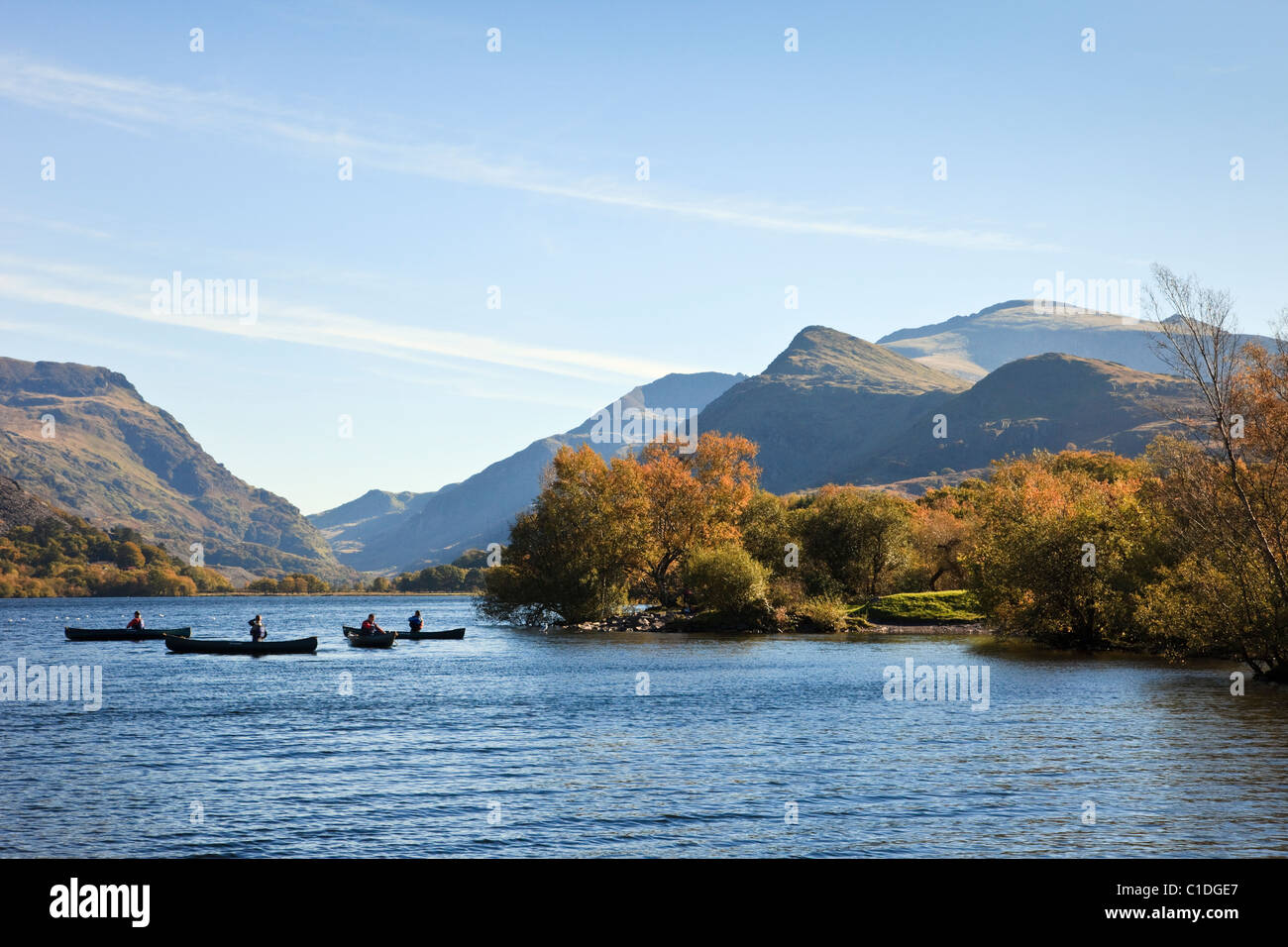 Vista lungo Llyn Padarn Lake a Mount Snowdon nel Parco Nazionale di Snowdonia in autunno. Llanberis, Gwynedd, Galles del Nord, Regno Unito. Foto Stock
