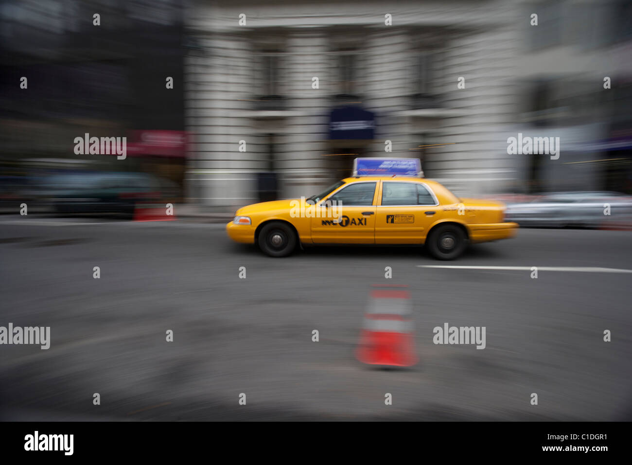 Giallo Taxi guidare in giro per New York City Manhattan Foto Stock