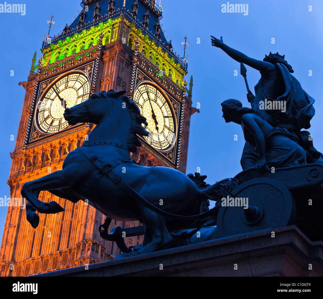 Big Ben e Boadicea's Chariot Westminster Londra Inghilterra REGNO UNITO nella luce della sera Foto Stock