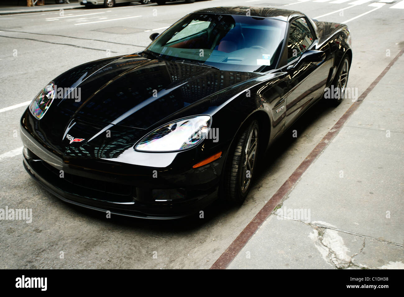 Un americano nero Corvette car realizzata da Chevrolet Motor Company parcheggiato sulla strada a Manhattan New York STATI UNITI D'AMERICA Foto Stock