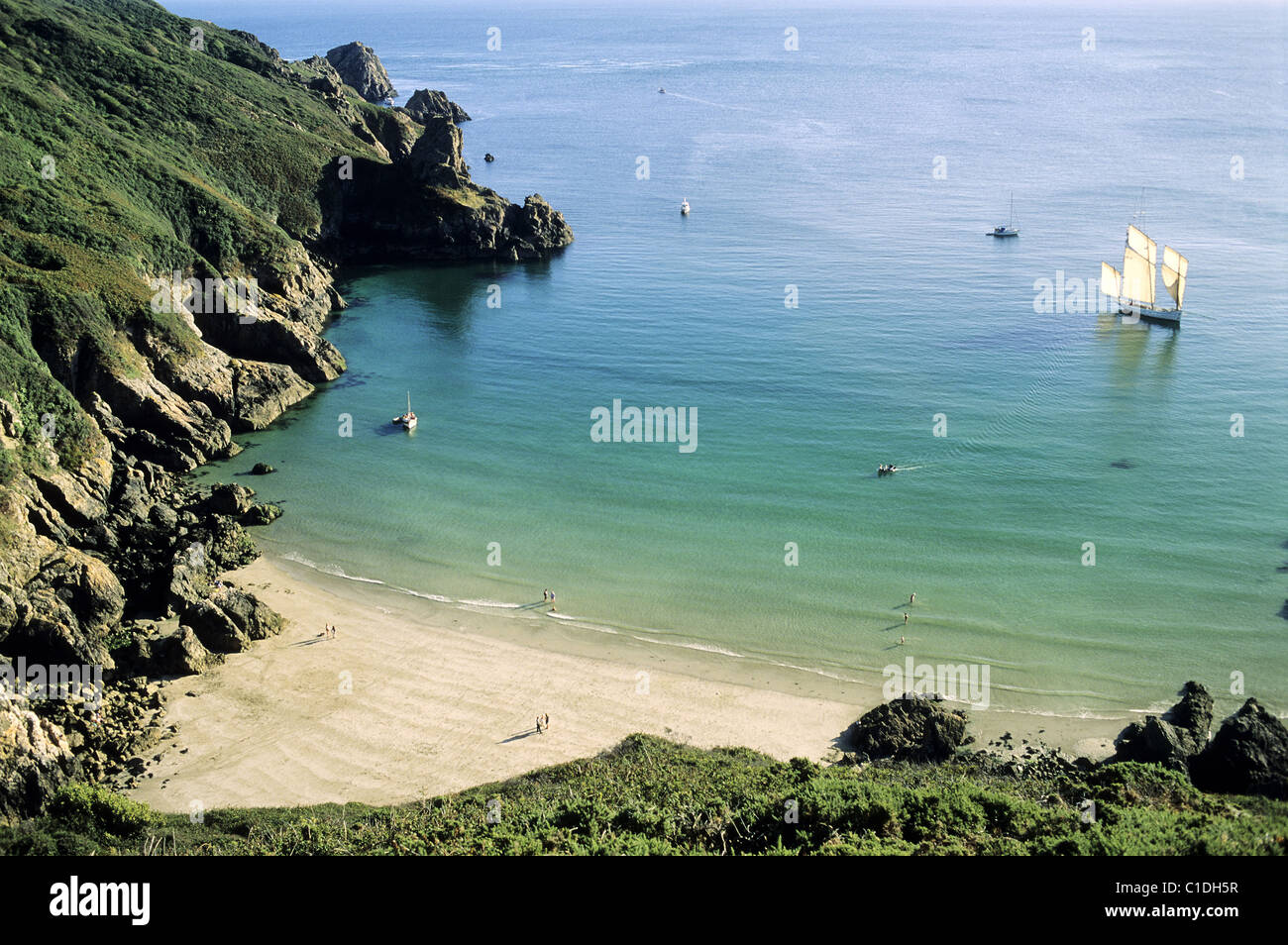 Regno Unito, Isole del Canale e Isola di Guernsey, cove e barca bisquine lontano Foto Stock