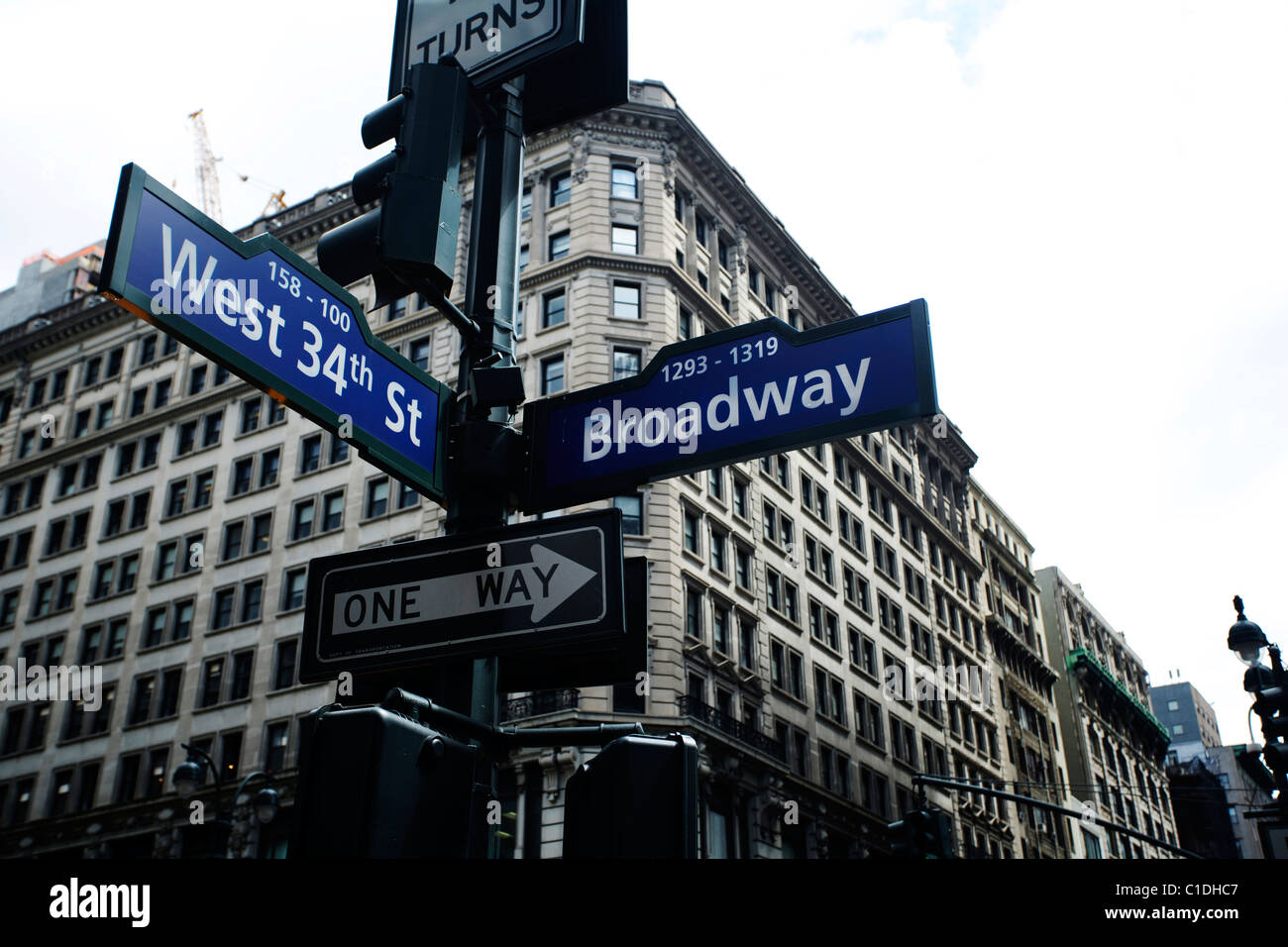 Indicazioni stradali West 34th Street e Broadway junction a Manhattan, New York STATI UNITI D'AMERICA Foto Stock
