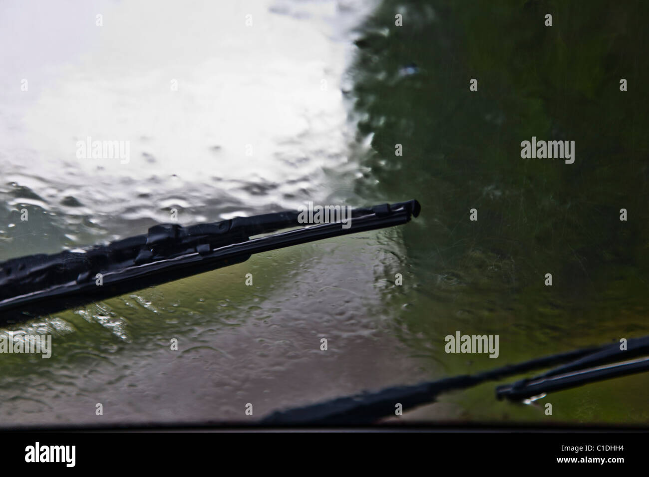 Tergivetri del parabrezza clearing lontano la pioggia sul parabrezza di un auto. Foto Stock