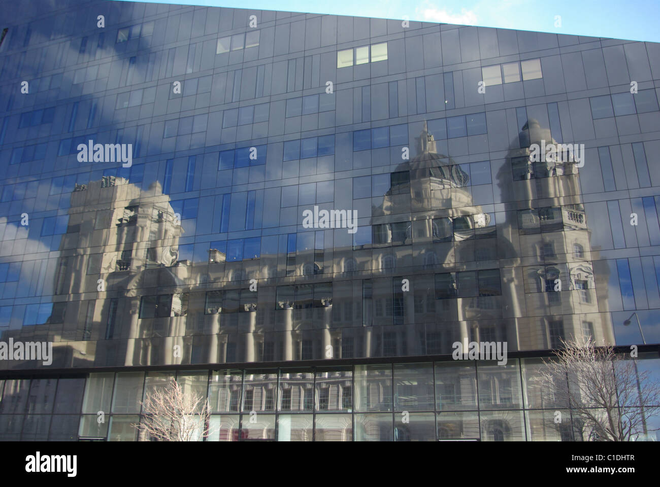 Il porto di Liverpool Edificio, Pier Head , Liverpool si riflette in un edificio moderno Foto Stock