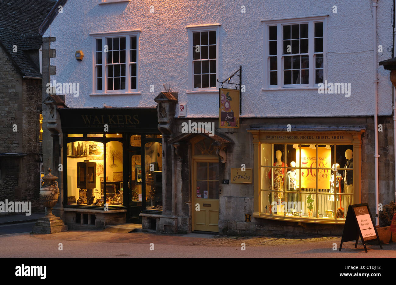 High Street negozi di notte, burford, Oxfordshire, England, Regno Unito Foto Stock
