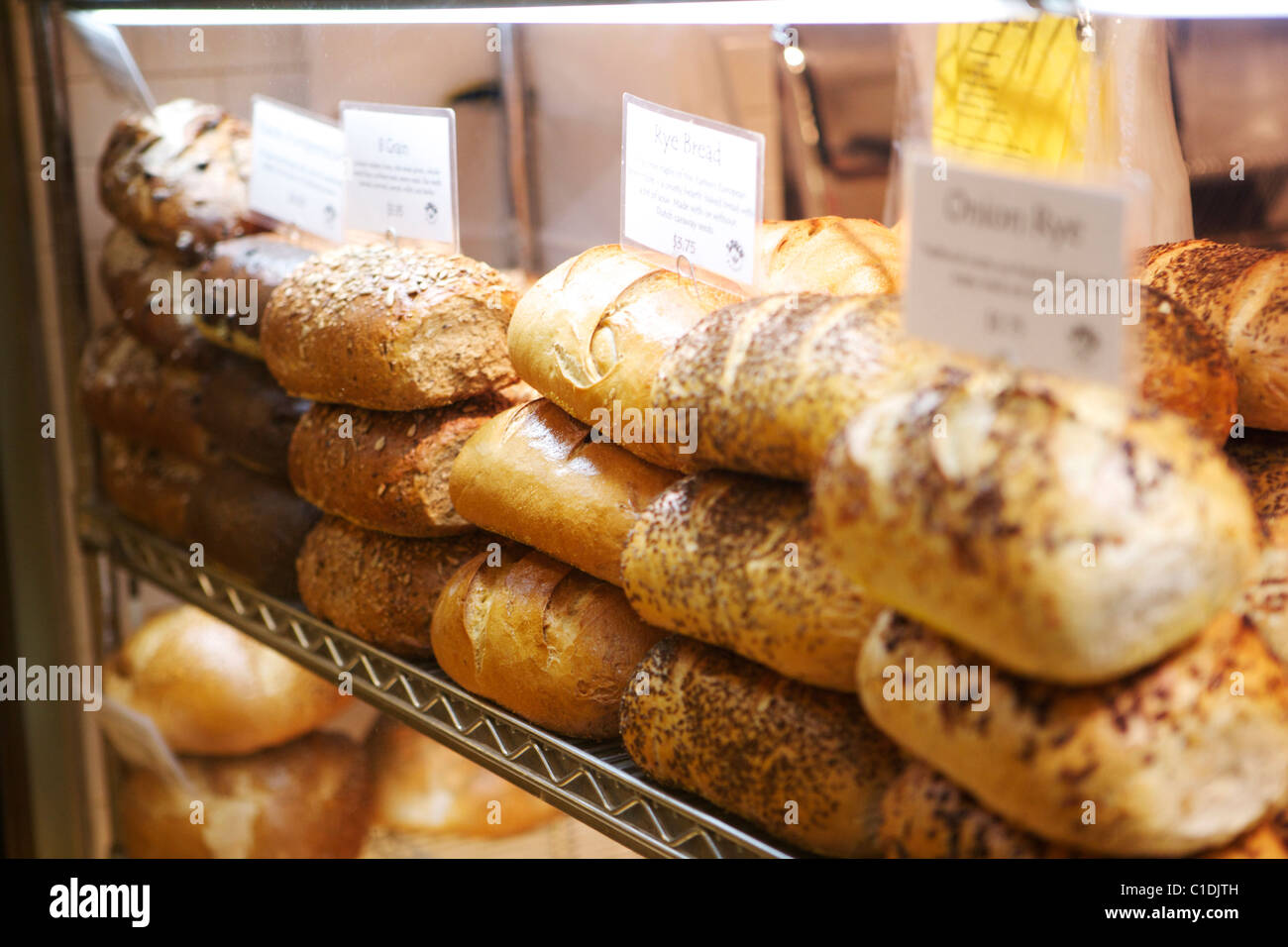 Vari tipi di pane sul piano di esposizione per la vendita Foto Stock