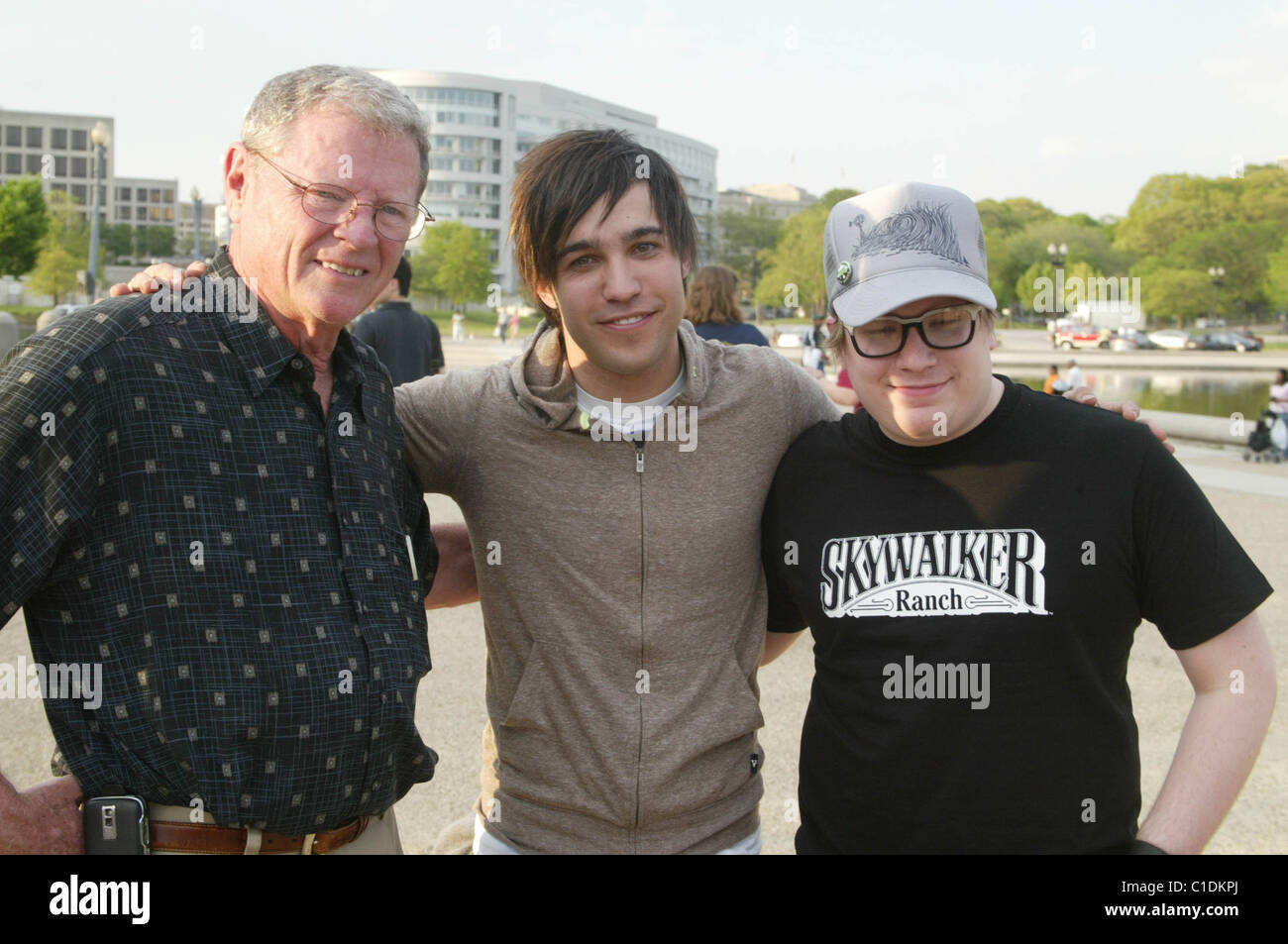 Il senatore Jim Inhofe, Pete Wentz e Patrick Stump Bambini invisibili marzo per aumentare la consapevolezza della situazione dei bambini in Foto Stock