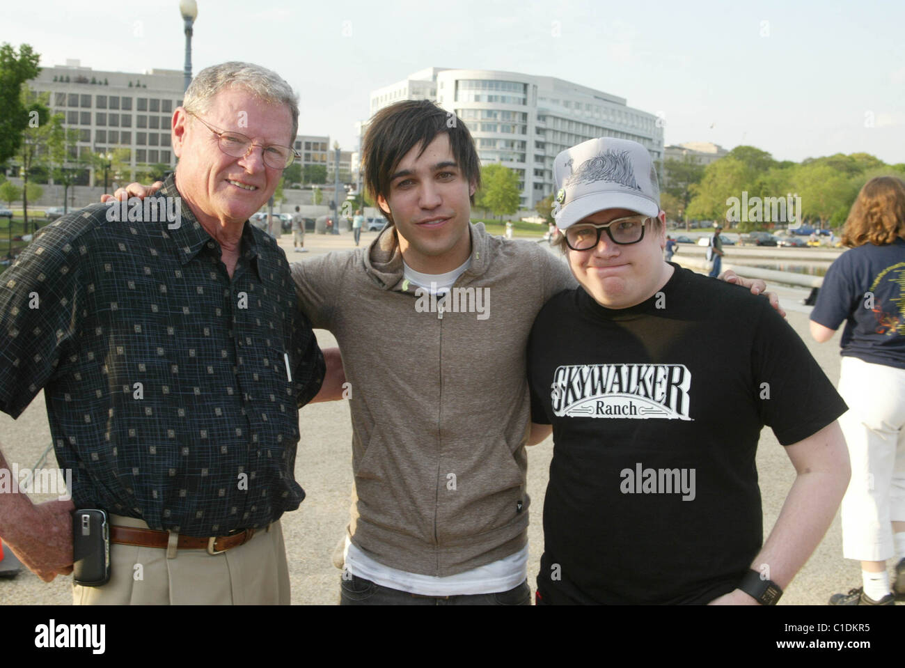 Il senatore Jim Inhofe, Pete Wentz e Patrick Stump Bambini invisibili marzo per aumentare la consapevolezza della situazione dei bambini in Foto Stock