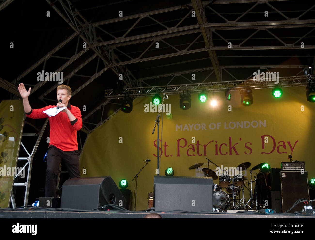 Il comico Patrick Kielty, maestro di cerimonie presso il San Patrizio Festival , Trafalgar square Foto Stock