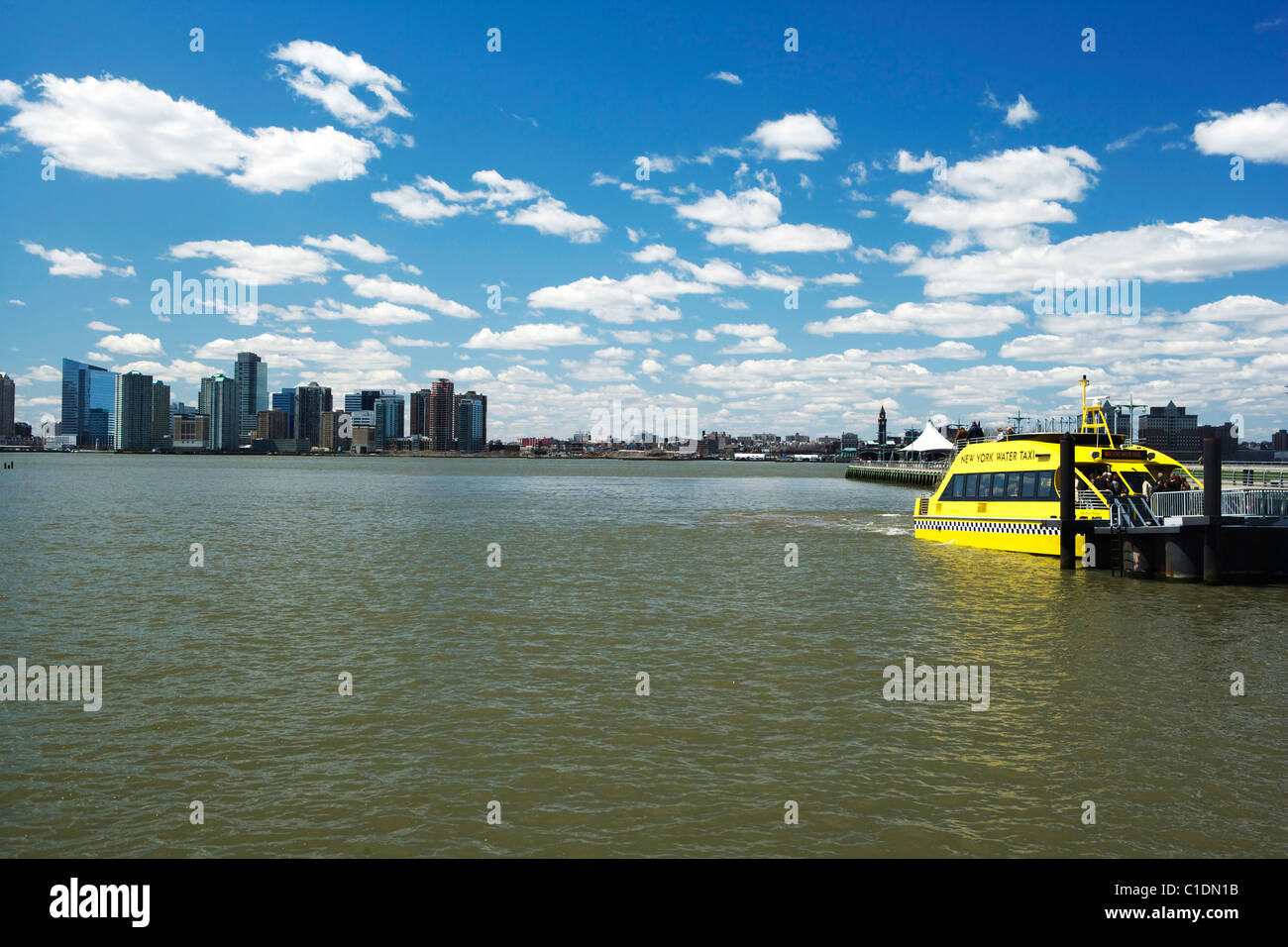 Skyline di New York e di yellow taxi d'acqua sul fiume Hudson Foto Stock
