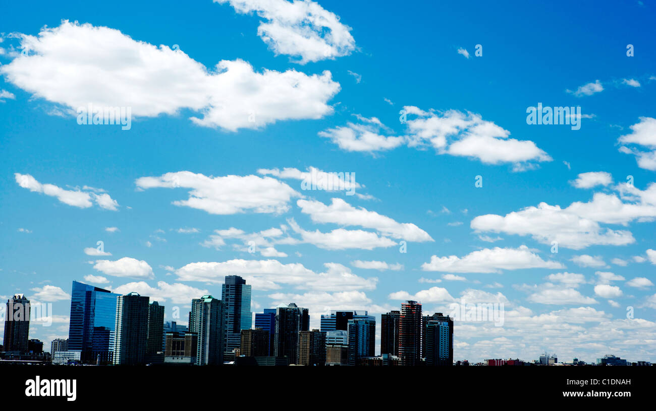 Skyline di New York sotto un cielo blu con nuvole bianche Foto Stock