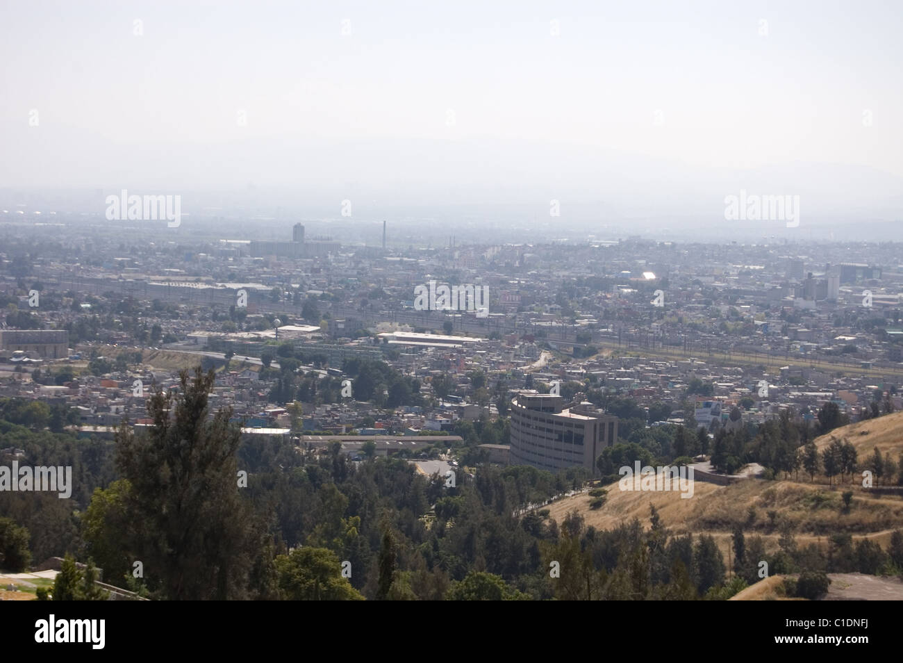 Vista della Città del Messico area metropolitana da una collina Foto Stock