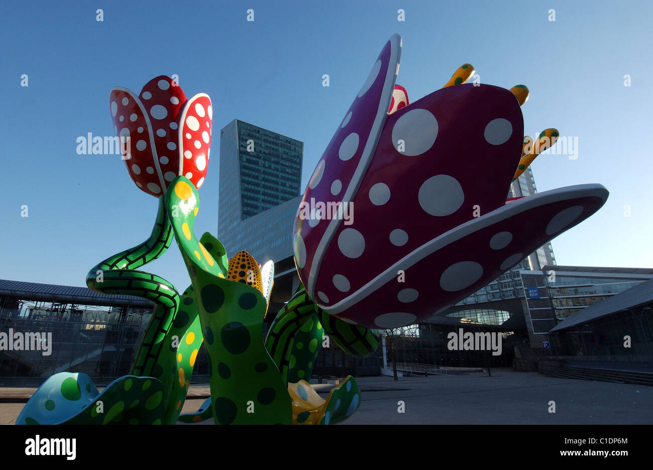 Francia, Nord, Lille, Euralille distretto, Esplanade Francois Mitterrand, Shangri-La tulipani permanente della scultura di Yayoi Kusama Foto Stock