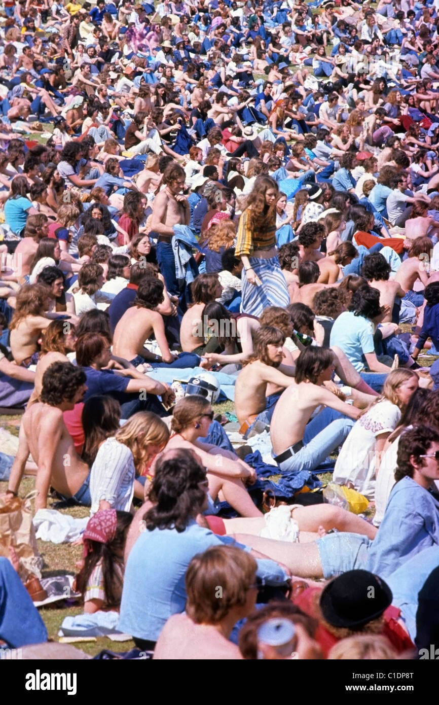 Foto d'archivio degli anni '70 folla di giovani anni '70 tifosi di moda degli anni '70 al Roxy Music Garden Party Music Festival concerto estivo al Crystal Palace nel sud di Londra Inghilterra UK 1972 KATHY DEWITT Foto Stock