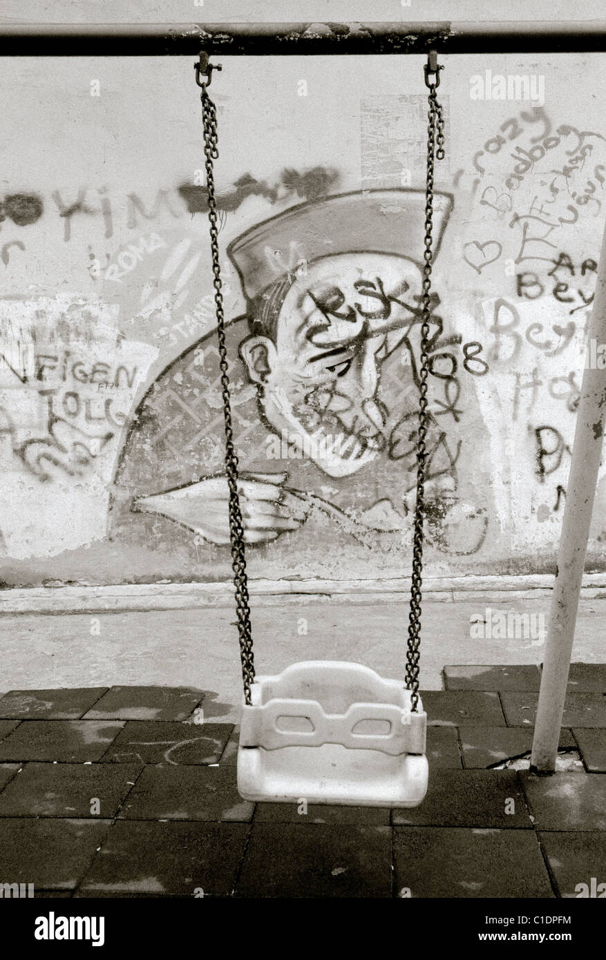 Fotografia documentaria - Graffiti in un parco giochi a Sultanhamet ad Istanbul in Turchia Medio Oriente asiatico. Reportage fotogiornalismo Bogey uomo Foto Stock