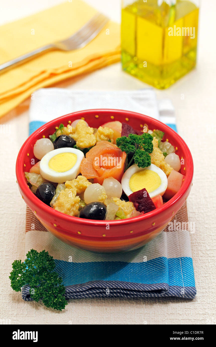 Insalata con salmone e salsa di mandorle. Ricetta disponibile. Foto Stock