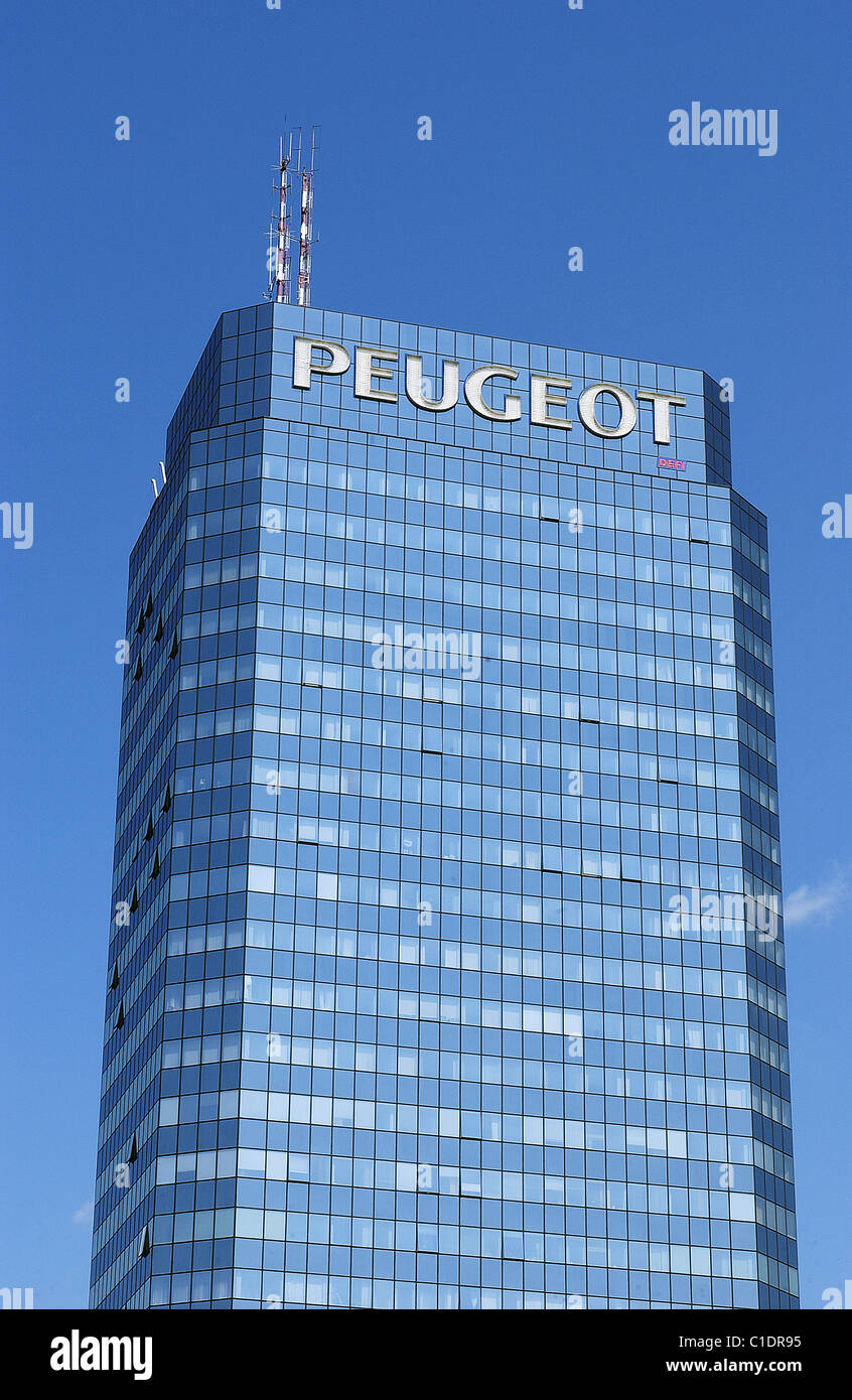 Polonia - Varsavia, il grattacielo blu (tour Peugeot) in piazza bancaria sul sito della vecchia sinagoga Foto Stock