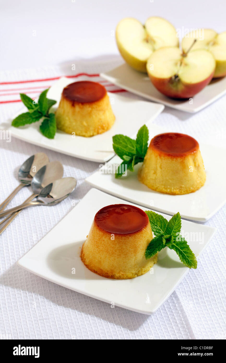 Apple creme caramel. Ricetta disponibile. Foto Stock