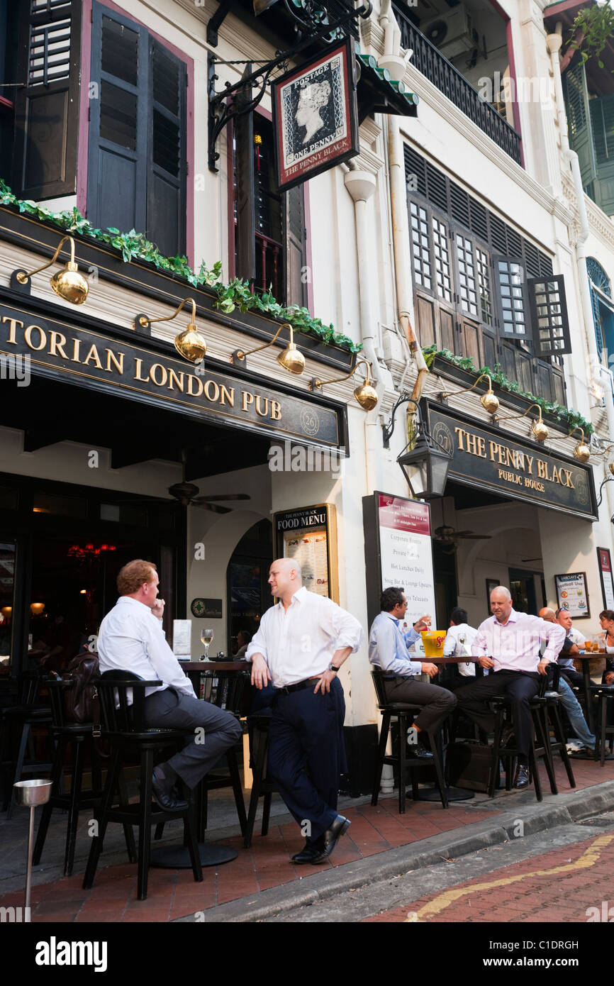 Lavoratori espatriati di bere in un pub in stile inglese in Boat Quay, Singapore Foto Stock