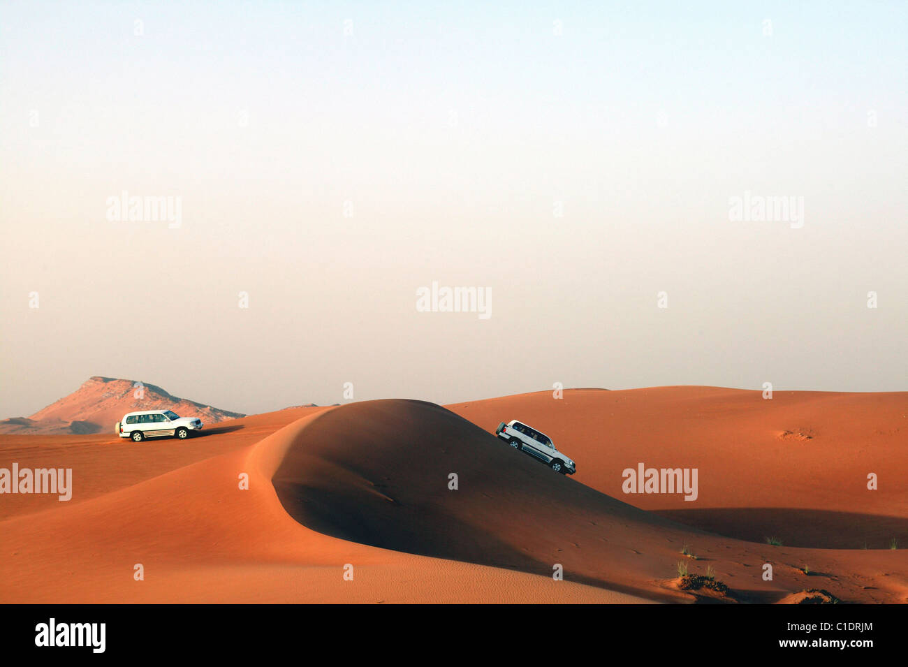 Emirati Arabi Uniti Dubai, la trazione sulle quattro ruote escursione da dune nel deserto alla fine della giornata Foto Stock