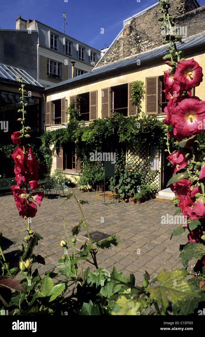 Francia, Parigi, hollyhocks nella vita romantica del museo del cortile Foto Stock