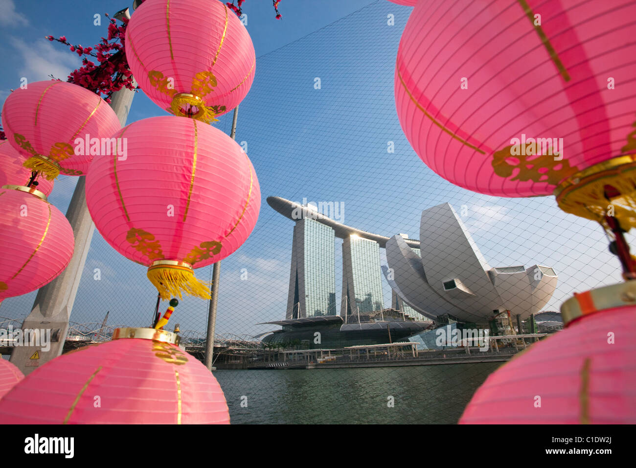 Vista attraverso le lanterne cinesi per il Marina Bay Sands Singapore. Il Marina Bay, Singapore Foto Stock
