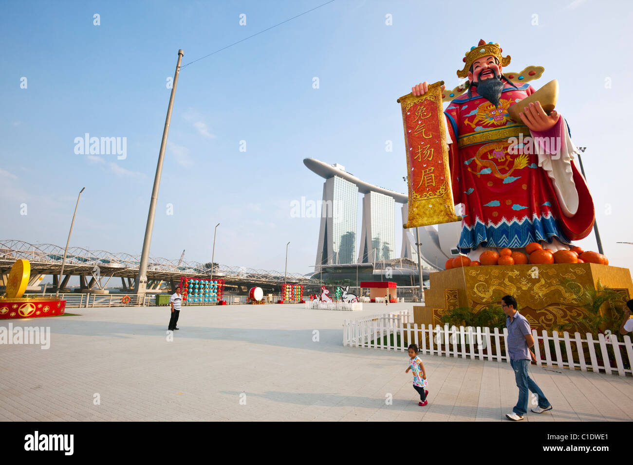 Fiume Hongbao festeggiamenti (anno nuovo cinese) con il Marina Bay Sands Hotel in background. Il Marina Bay, Singapore Foto Stock