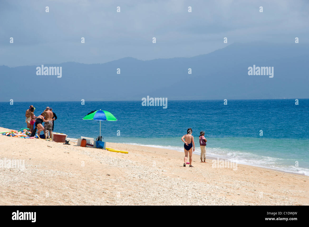 I turisti la preparazione di snorkeling sulla spiaggia di Normanby Island Foto Stock