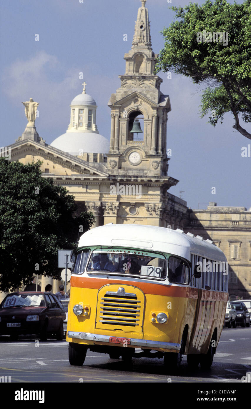 Malta, Floriana, vecchio bus inglese Foto Stock