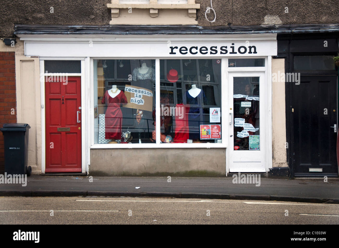 Una seconda mano shop in Bristol city center denominato recessione Foto Stock