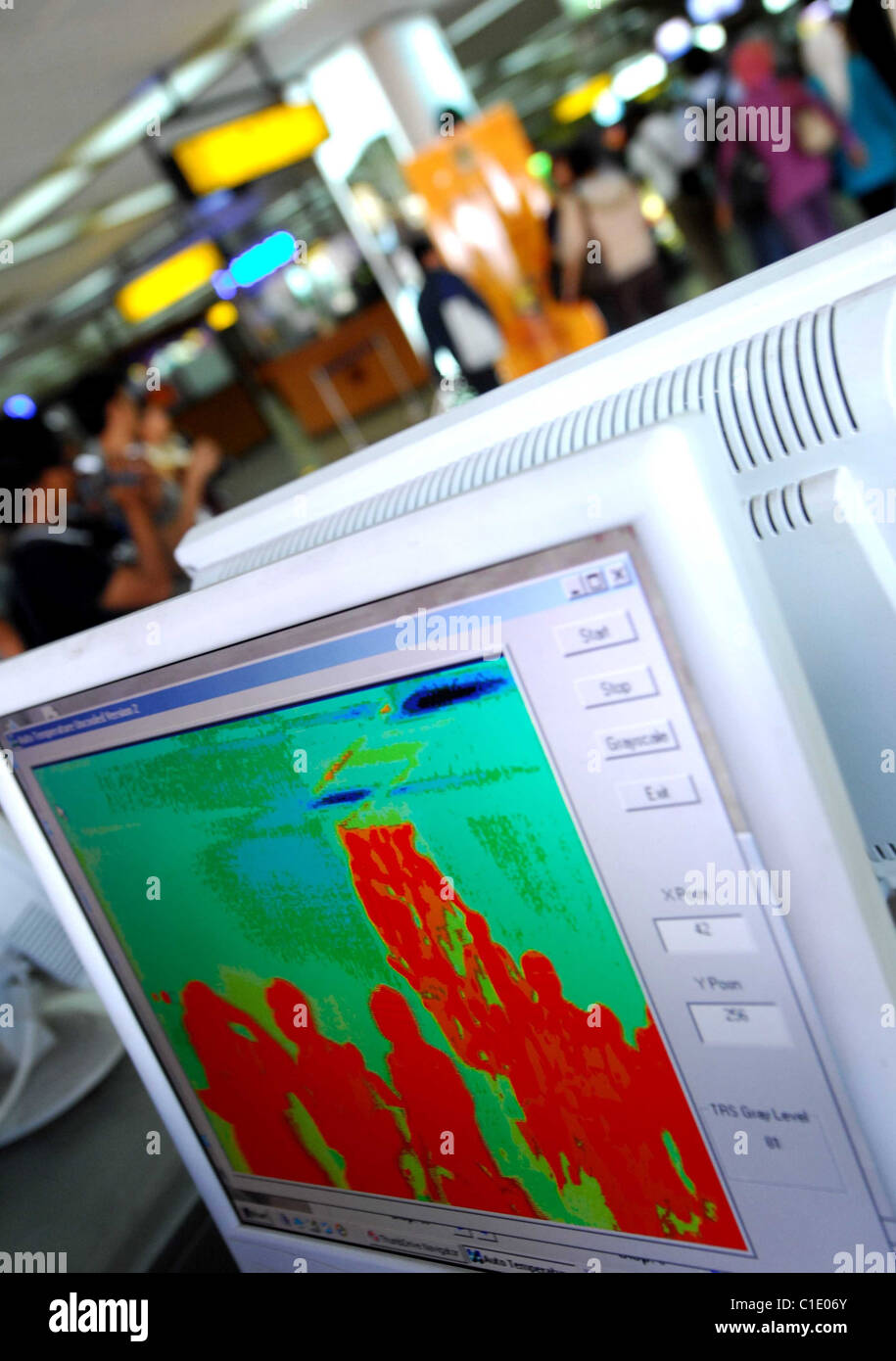 Uno scanner termico è utilizzato per controllare i passeggeri della  temperatura corporea all'arrivo all'aeroporto di Bali, Indonesia. Una serie  di misure Foto stock - Alamy