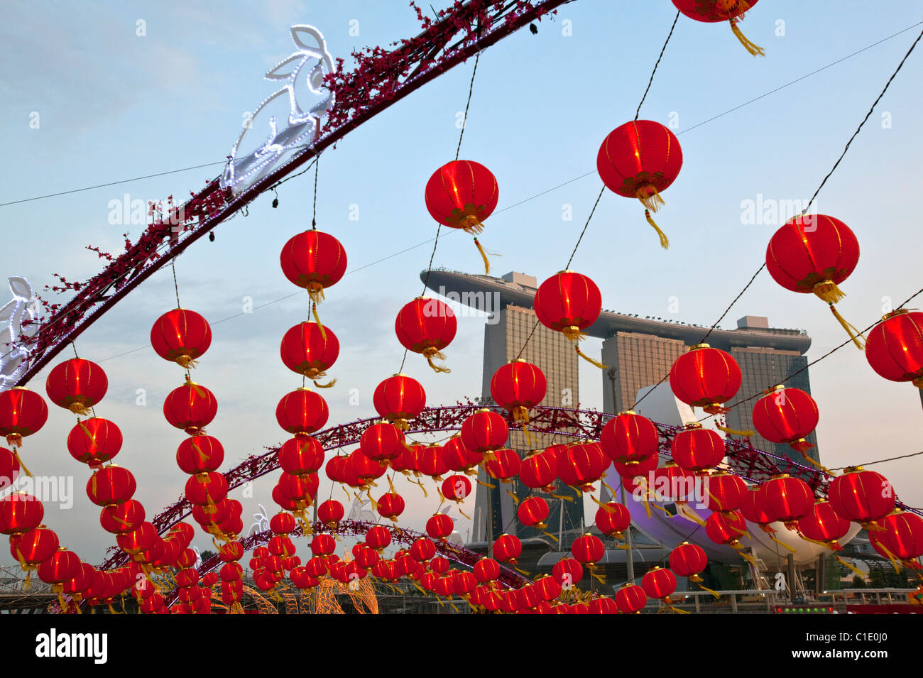 Le lanterne cinesi per il fiume Hongbao festeggiamenti (il nuovo anno lunare) con il Marina Bay Sands in background. Il Marina Bay, Singapore Foto Stock