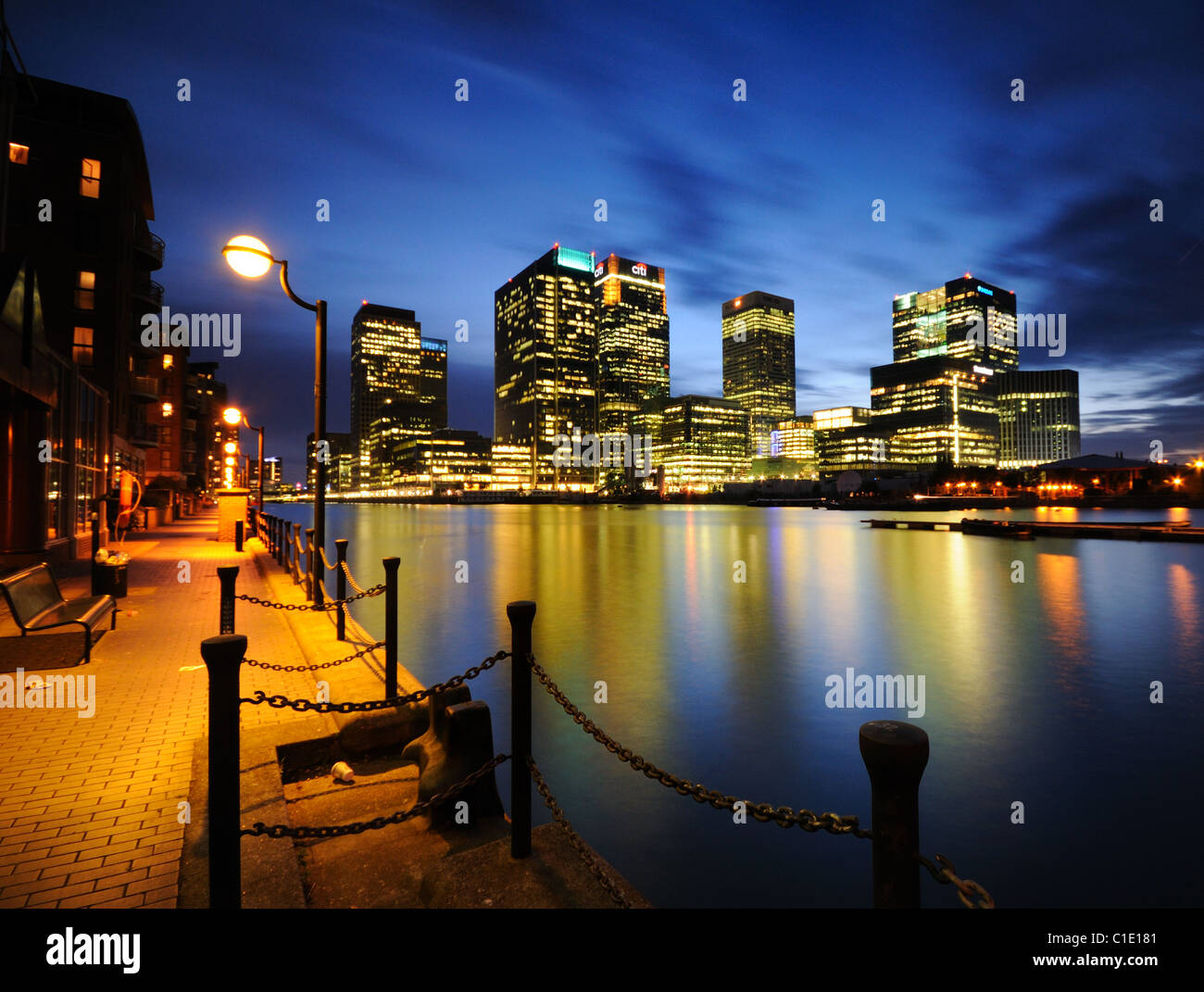 London Canary Wharf al crepuscolo Foto Stock