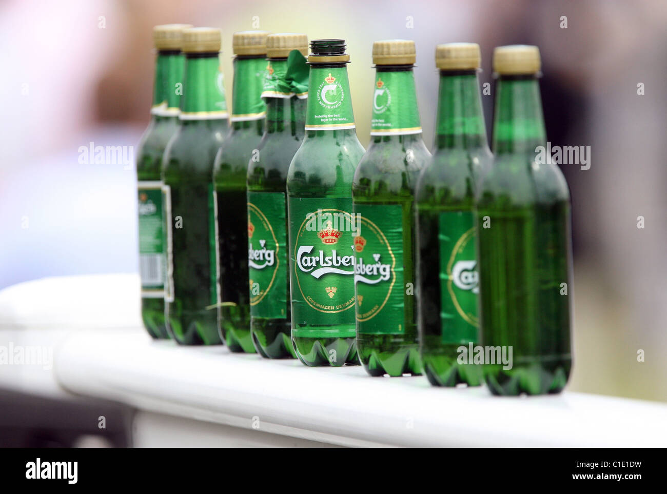 Plastica verde bottiglie di birra Foto Stock