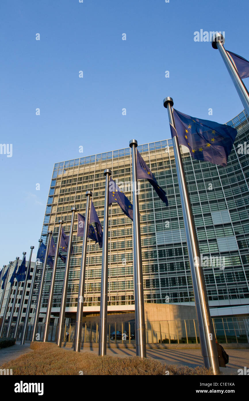 Berlaymont Brussels commissione europea edificio uffici flag Foto Stock
