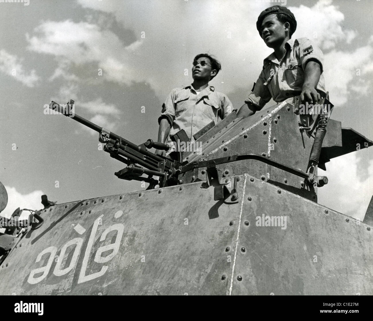 Esercito Birmano soldati in un autoblindo circa 1950 con " buona fortuna' segno dipinto sulla torretta Foto Stock