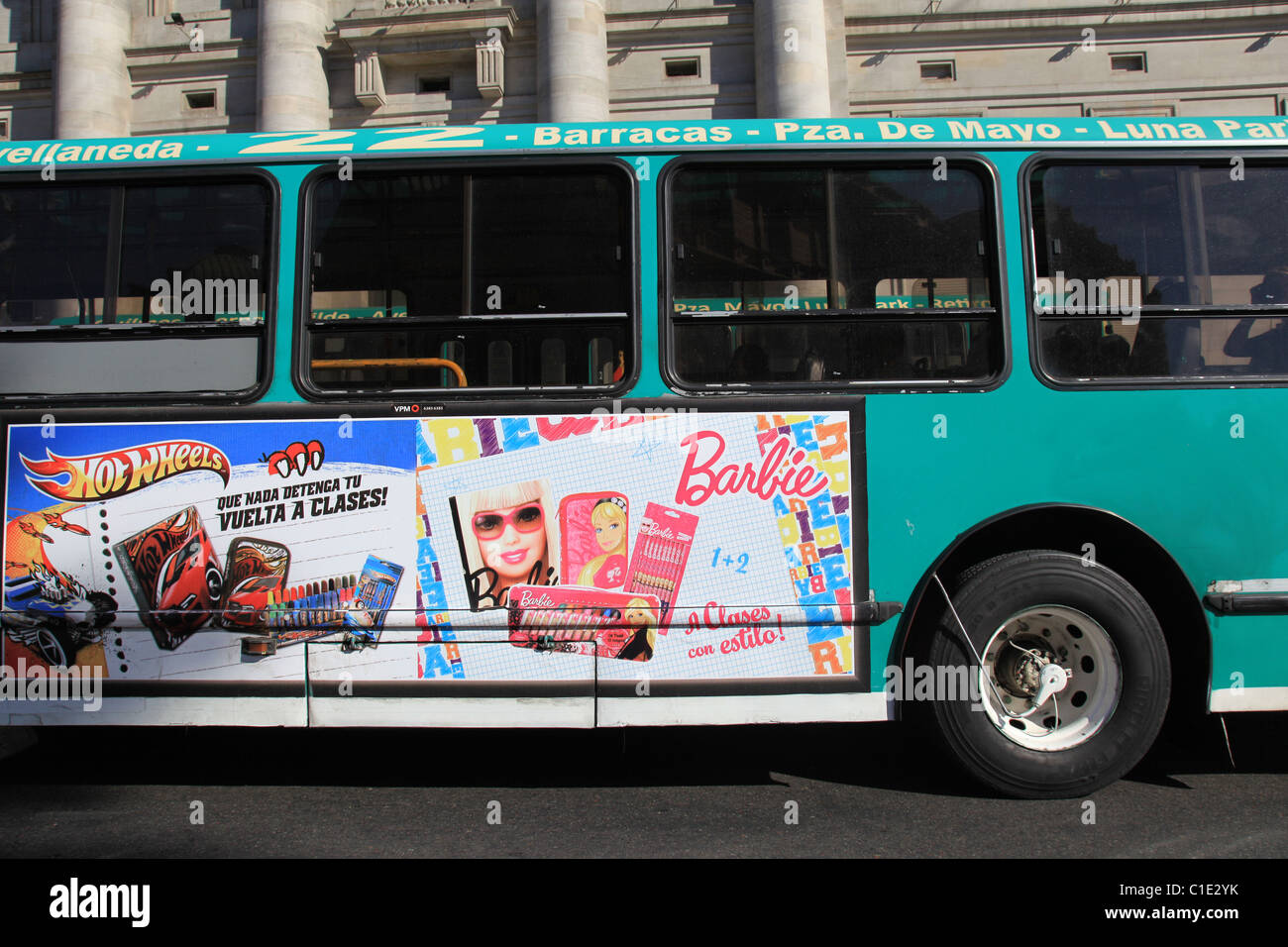 Close-up di autobus (bus) in [Buenos Aires] con la pubblicità per la Barbie  e [Hot Wheels] Foto stock - Alamy