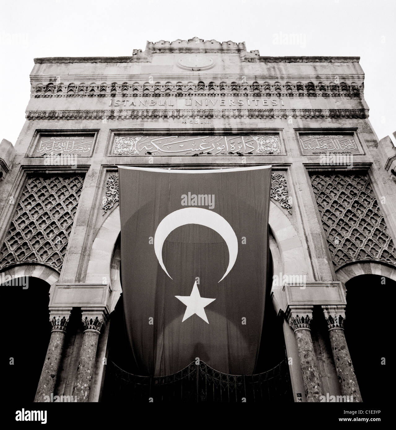 Stile moresco cancello di ingresso all'Università di Istanbul sulla Piazza Beyazit ad Istanbul in Turchia. Foto Stock