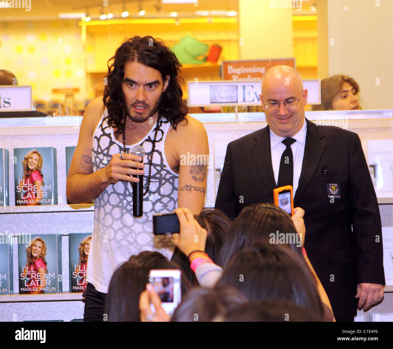 Russell Brand segni le copie del suo libro 'My Booky Wook' per Barnes and Noble in The Grove Los Angeles, California - 01.05.09 Foto Stock