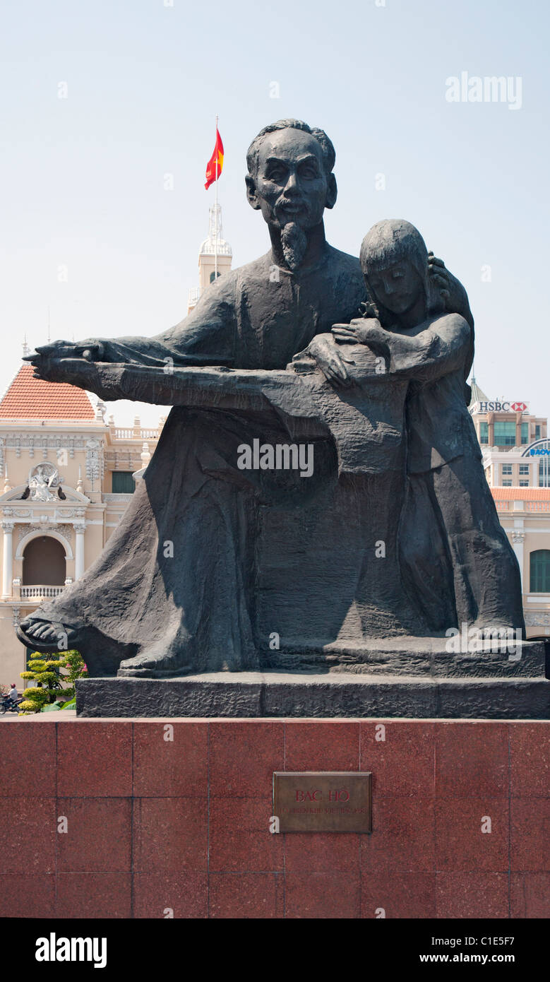 Statua di Ho Chi Minh con il suo braccio intorno a un bambino segno dice Zio Ho Foto Stock