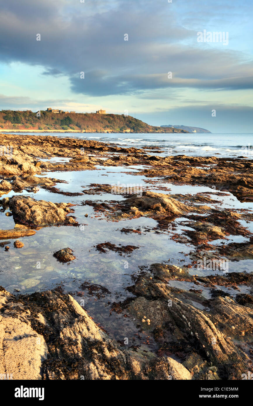 La vista a est da Falmouth's Gyllyngvase verso Pendennis Point Foto Stock