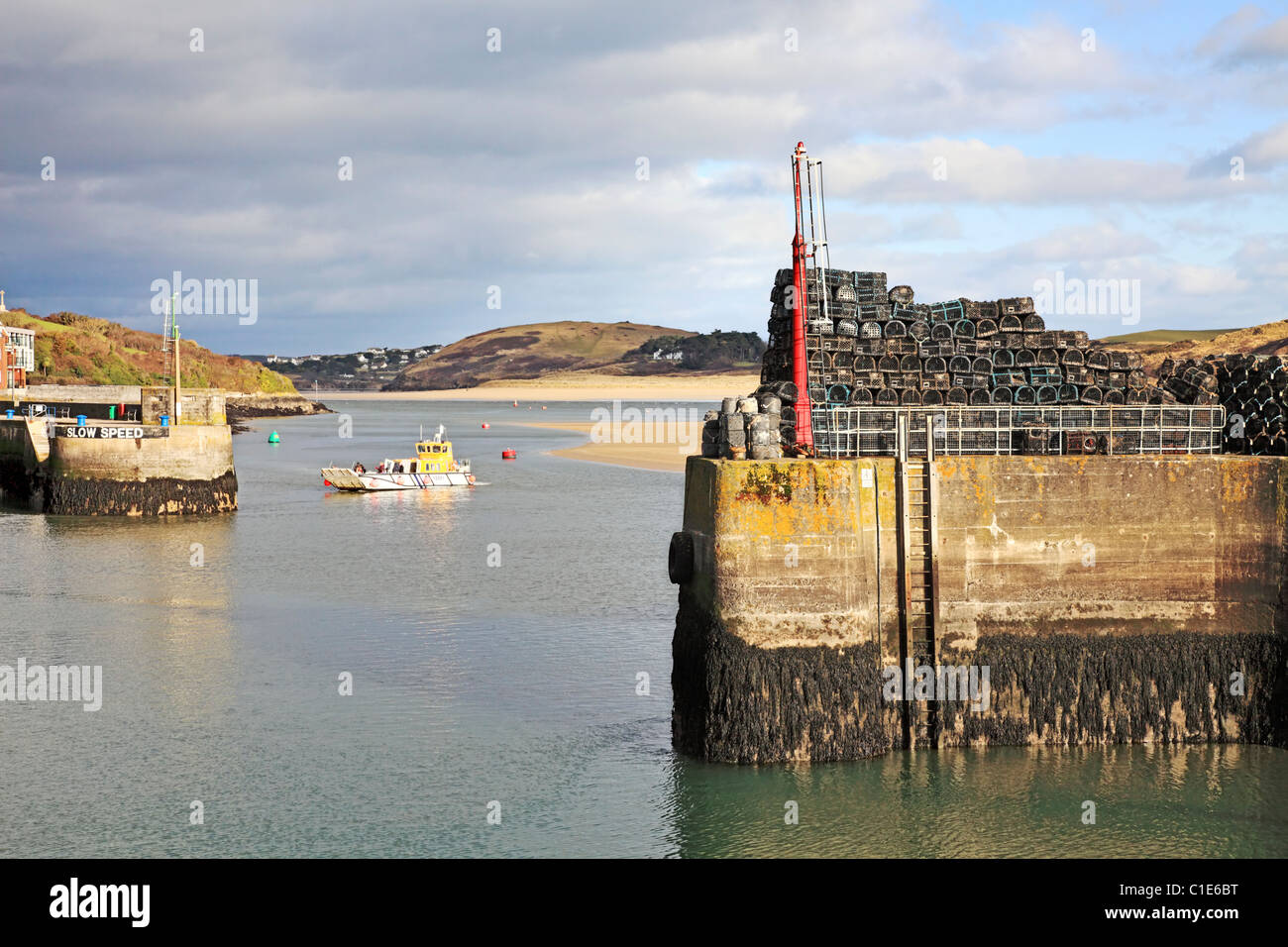 Il porto esterno a Padstow su Cornwalls estuario del cammello con la roccia del traghetto per passeggeri circa al dock Foto Stock