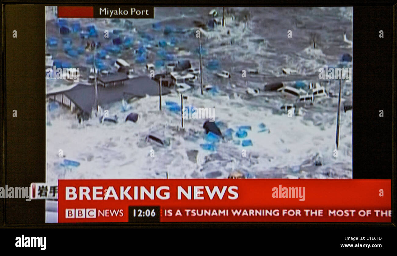 Giappone terremoto e tsunami. 11.03.11. Schermata dal Regno Unito la televisione come notizia emerge dal Giappone. Foto Stock