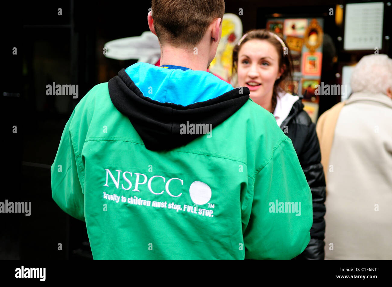 NSPCC carità lavoratore vendita alle giovani donne. Foto Stock