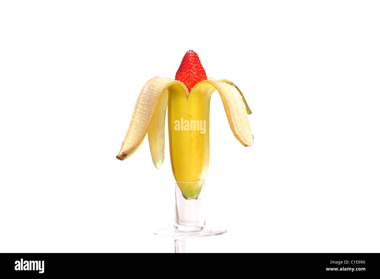 Banana pelata con fragola sulla parte superiore, ogm o metafora sessuale Foto Stock