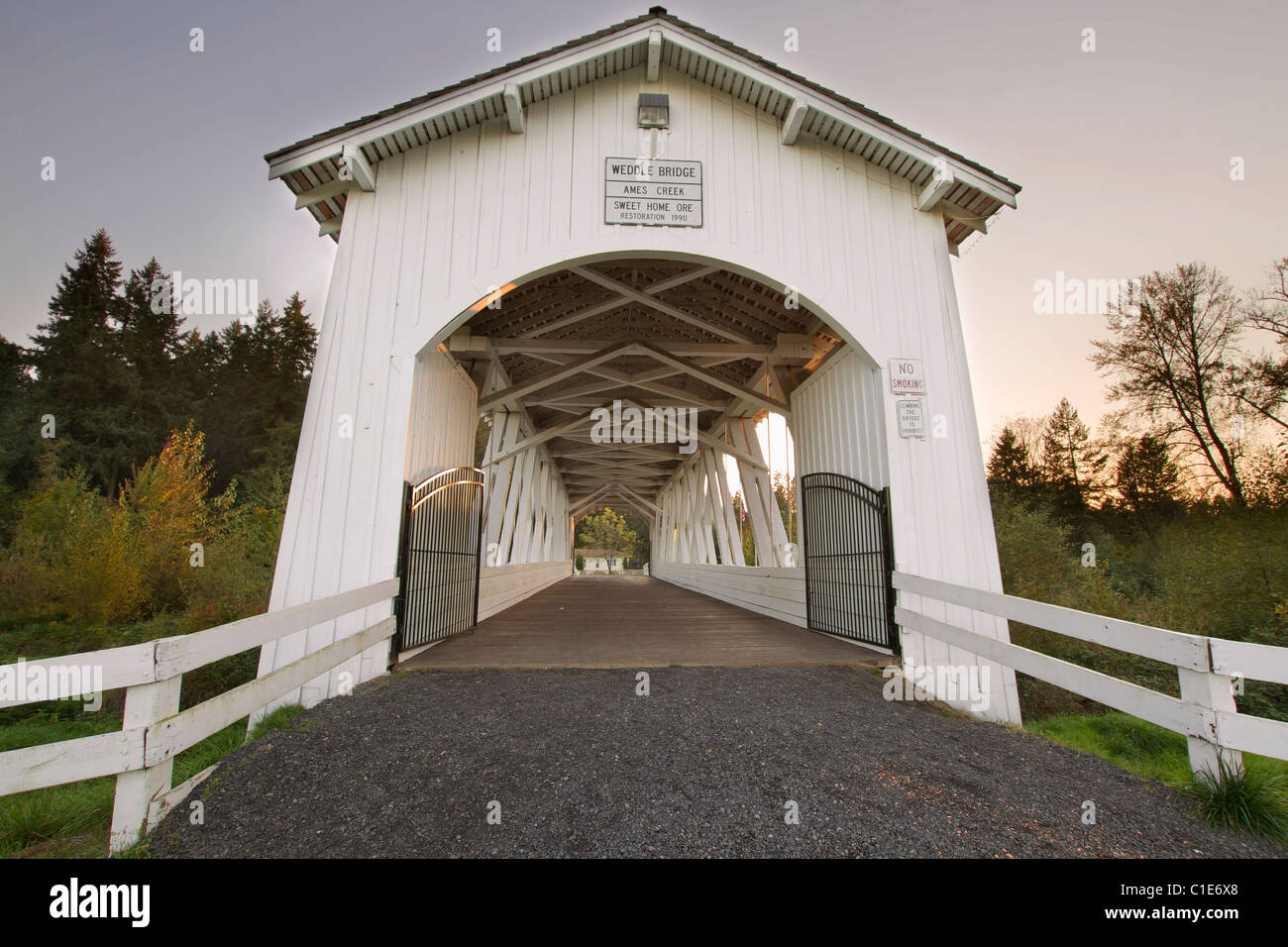 Weddle ponte coperto oltre a Ames Creek in Sweet Home Oregon Foto Stock