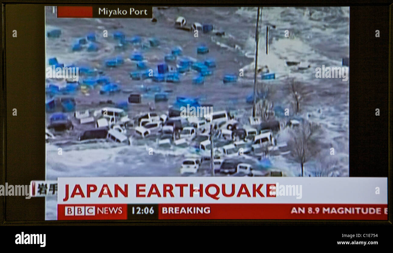 Giappone terremoto e tsunami. 11.03.11. Schermata dal Regno Unito la televisione come notizia emerge dal Giappone. Foto Stock