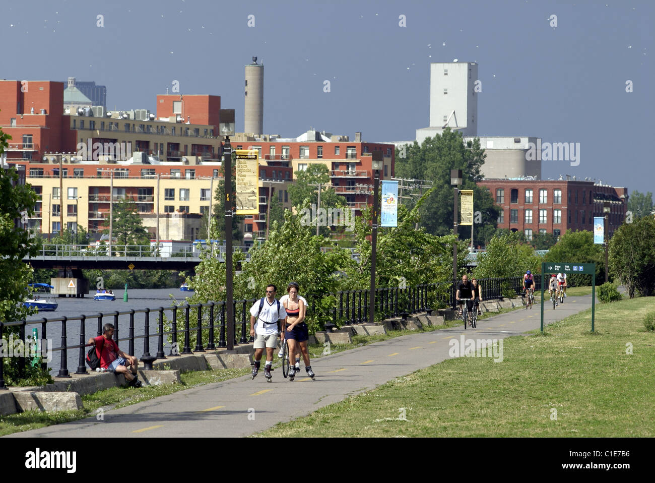 Canada Quebec, Montreal, pista ciclabile lungo il canale di Lachine, in background area del centro cittadino di Montreal Foto Stock